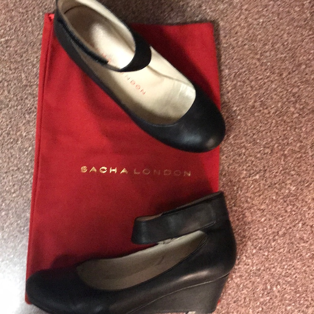 Only worn twice, they run too narrow for my feet.